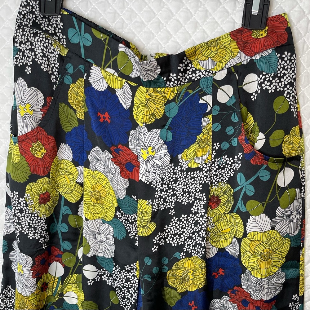 Fabulous fun silky floral pants. Violet & Claire. Comfy & flattering. Size L